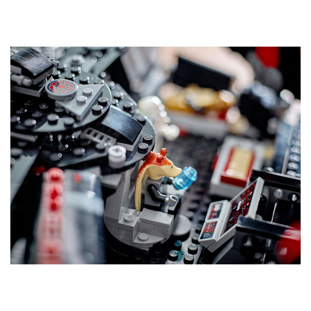 LEGO Star Wars 75389 Falcon oscuro
