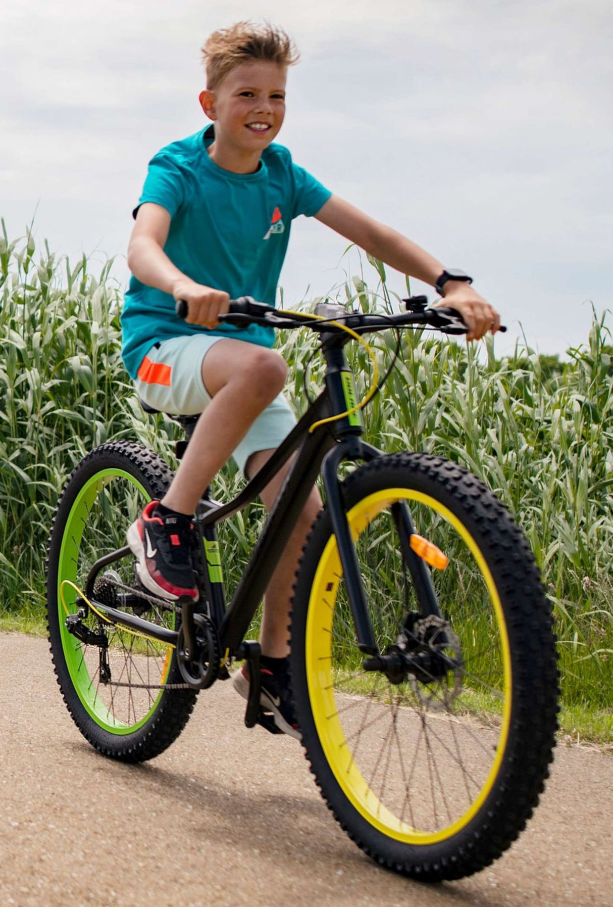 Volare Gradient Kinderfahrrad - Jungen - 24 Zoll - Schwarzes Grüngelb - 7 Geschwindigkeit - Prime Collection