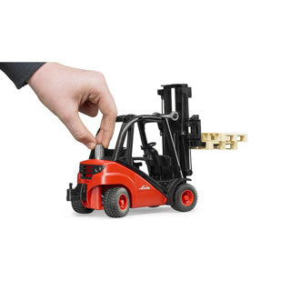 Bruder Linde Forklift H30d with towbar and 2 palettes