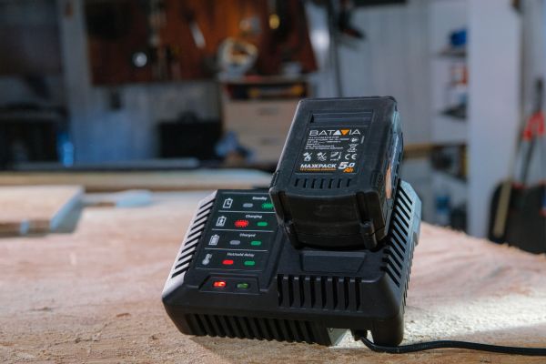 AC Fast Charger 4AH (MaxxPack 18V).