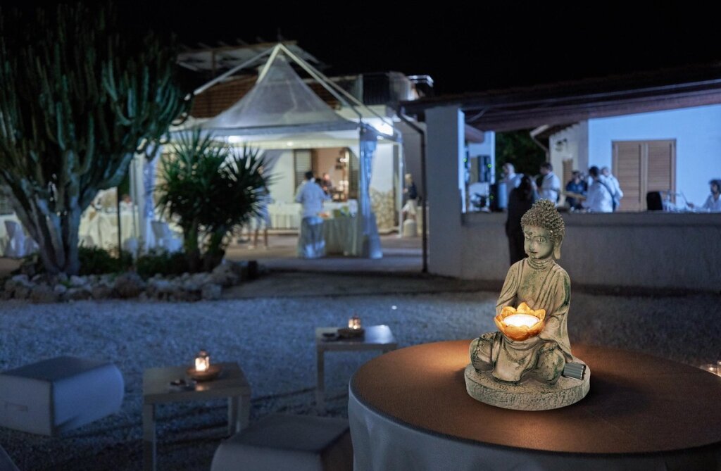 Obrázek Grundig Grundig Buddha se solarlampem LED ON-OUT Tlačítko doba oheň 6-8 hodin 17x16x27cm